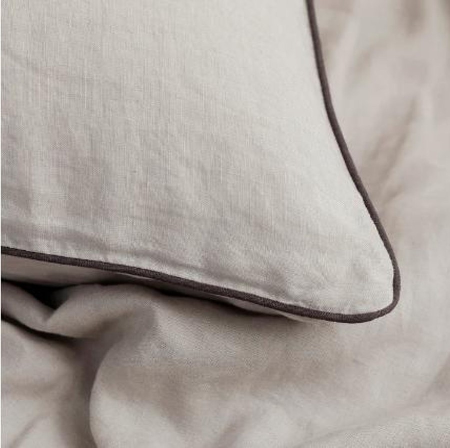 Textiles elsie green | Pair Of Piped Linen Pillowcases White/Navy