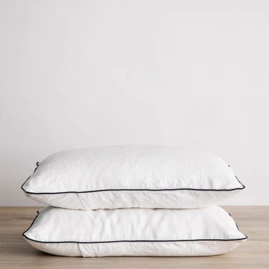 Textiles elsie green | Pair Of Piped Linen Pillowcases White/Navy